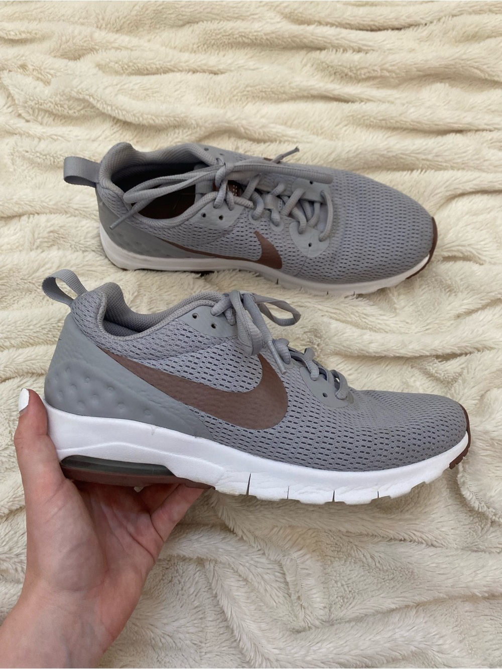 Nike Air Max Motion LW sneakers grey/bronze women's Sz 9